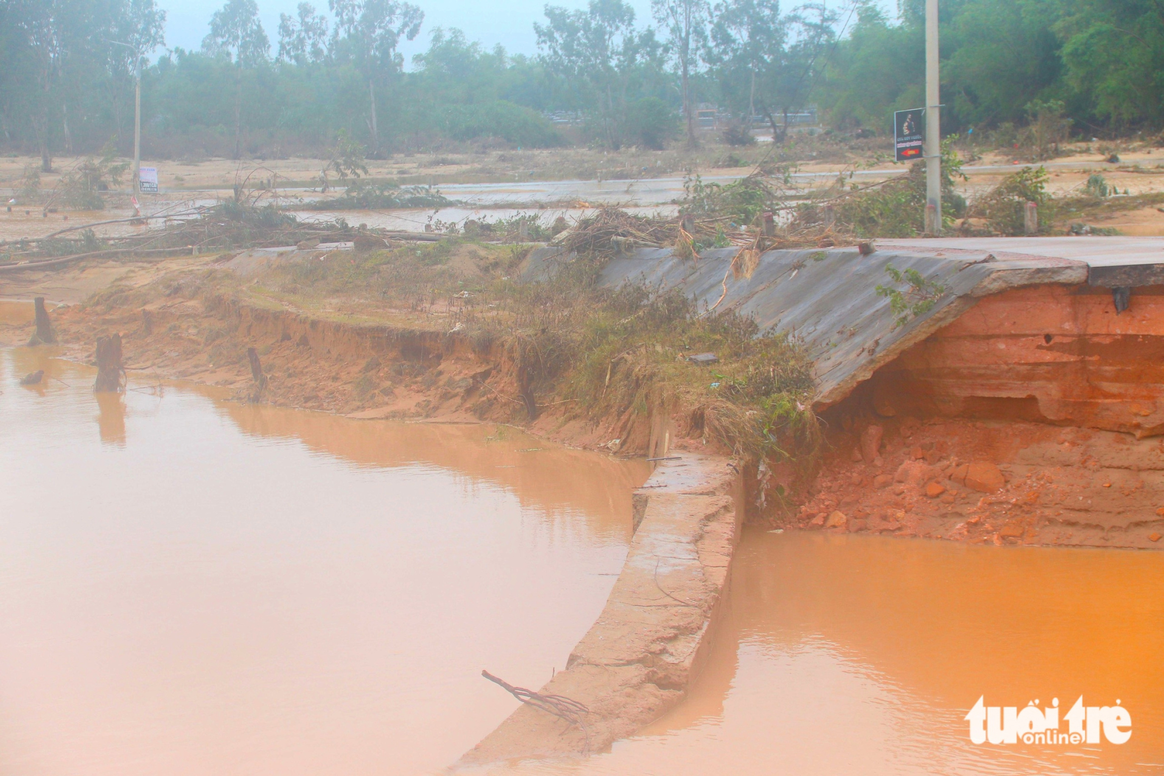 岘港:洪水冲垮连接南福社与会安的交通要道桥梁